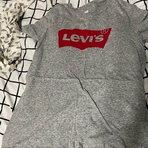 gray levi’s shirt with red logo